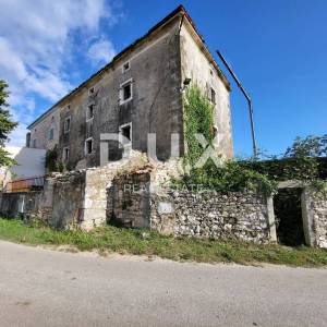 ISTRA, BARBAN - Kamena starina s velikom okućnicom