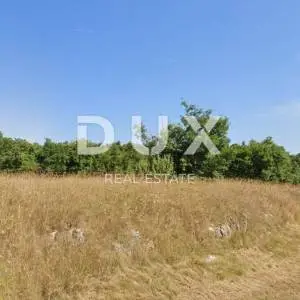 ISTRA, BARBAN - Kompleks građevinskog 600 m2 i poljoprivrednog 10133 m2 na rubu mirnog naselja