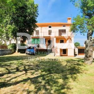 ISTRA, BARBAN - Kuća sa velikom okućnicom i predivnim pogledom na more, PRILIKA!