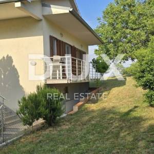 ISTRA, BARBAN - Kuća u srcu Istre s pogledom, privatnošću i potencijalom