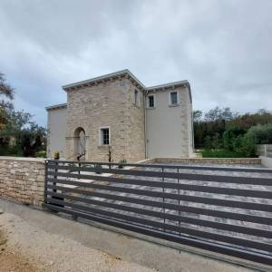 ISTRA, BARBAN - Visokokvalitetna kamena vila s bazenom