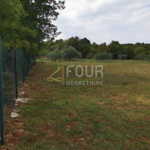 Istra, Barbariga, gospodarska zgrada na parceli 4.768m2