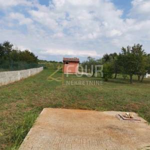 Istra, Barbariga, gospodarska zgrada na parceli 4.768m2
