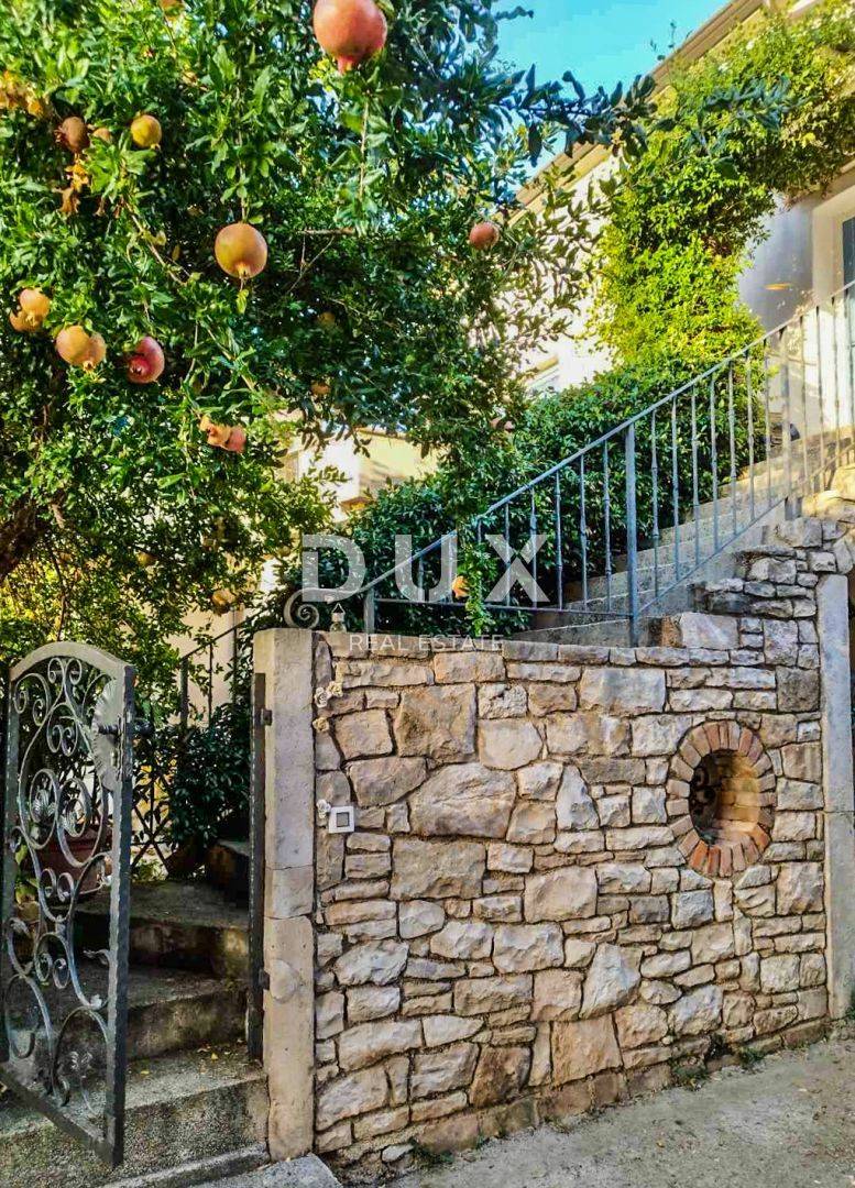 ISTRA, BRTONIGLA- Dvoetažni stan u centru s pogledom na more