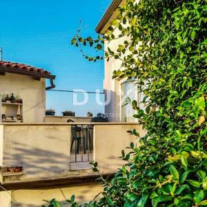 ISTRA, BRTONIGLA- Dvoetažni stan u centru s pogledom na more