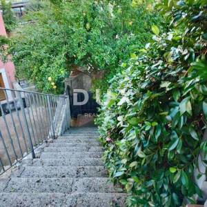 ISTRA, BRTONIGLA- Dvoetažni stan u centru s pogledom na more