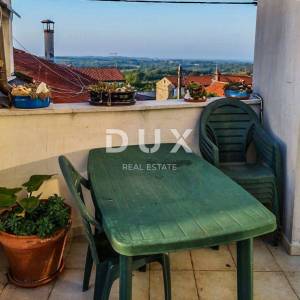 ISTRA, BRTONIGLA- Dvoetažni stan u centru s pogledom na more