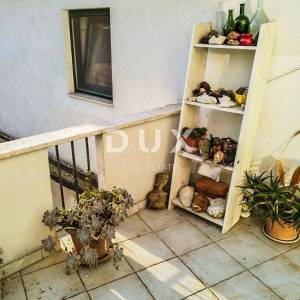 ISTRA, BRTONIGLA- Dvoetažni stan u centru s pogledom na more