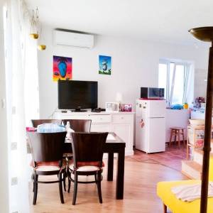 ISTRA, BRTONIGLA- Dvoetažni stan u centru s pogledom na more