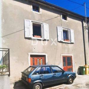 ISTRA, BRTONIGLA - Kuća u nizu za adaptaciju sa dvorištem
