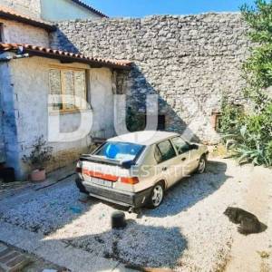 ISTRA, BRTONIGLA - Kuća u nizu za adaptaciju sa dvorištem