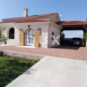 ISTRA, BRTONIGLA - Simpatična kamena prizemnica s bazenom, konobom i velikom okućnicom