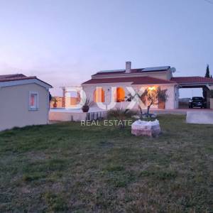 ISTRA, BRTONIGLA - Simpatična kamena prizemnica s bazenom, konobom i velikom okućnicom