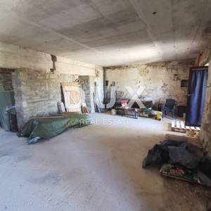 ISTRA, BUJE - Kamena kuća s predivnim pogledom