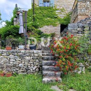 ISTRA, BUJE - Kamena kuća sa spektakularnim pogledom