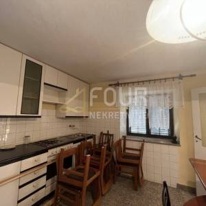 Istra, Buje, kuća s 3 stana, 3 garaže, velika okućnica