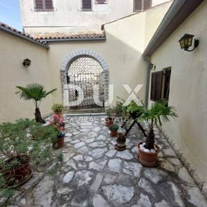 ISTRA, BUJE - Kuća s restoranom u centru Buja, pogled na more