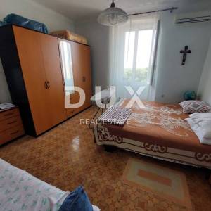 ISTRA, BUJE - Kuća s restoranom u centru Buja, pogled na more