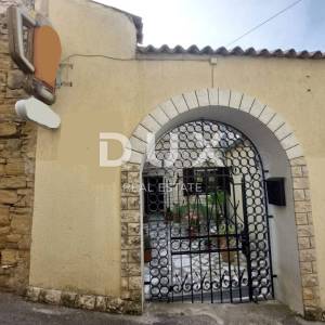 ISTRA, BUJE - Kuća s restoranom u centru Buja, pogled na more