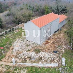 ISTRA, BUJE - moderna kamena kuća s velikom okućnicom, bazen, vrt, okružena zelenilom