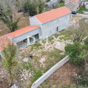 ISTRA, BUJE - moderna kamena kuća s velikom okućnicom, bazen, vrt, okružena zelenilom