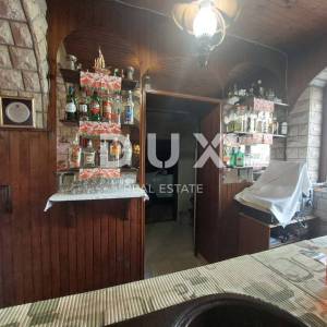 ISTRA, BUJE - Restoran sa stambenom jedinicom u centru Buja, pogled na more