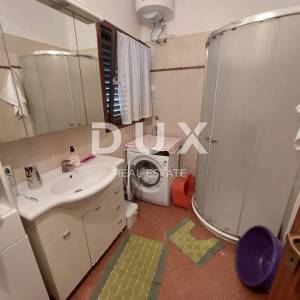 ISTRA, BUJE - Restoran sa stambenom jedinicom u centru Buja, pogled na more