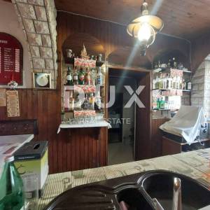 ISTRA, BUJE - Restoran sa stambenom jedinicom u centru Buja, pogled na more