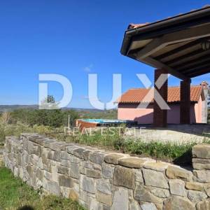 ISTRA, BUZET - Imanje s 4 stambena objekta i jednim poslovno-stambenim objektom, otvoreni pogled na prirodu i jezero 