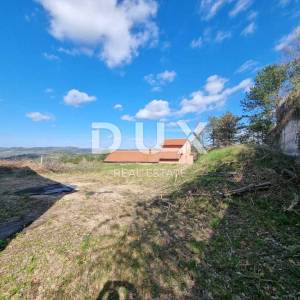 ISTRA, BUZET - Imanje s 4 stambena objekta i jednim poslovno-stambenim objektom, otvoreni pogled na prirodu i jezero 