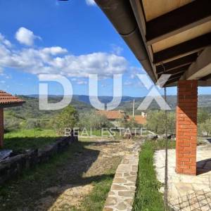 ISTRA, BUZET - Imanje s 4 stambena objekta i jednim poslovno-stambenim objektom, otvoreni pogled na prirodu i jezero 