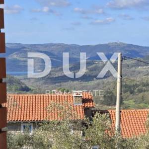 ISTRA, BUZET - Imanje s 4 stambena objekta i jednim poslovno-stambenim objektom, otvoreni pogled na prirodu i jezero 