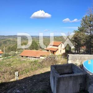 ISTRA, BUZET - Imanje s 4 stambena objekta i jednim poslovno-stambenim objektom, otvoreni pogled na prirodu i jezero 