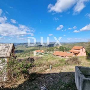ISTRA, BUZET - Imanje s 4 stambena objekta i jednim poslovno-stambenim objektom, otvoreni pogled na prirodu i jezero 
