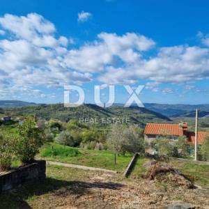 ISTRA, BUZET - Imanje s 4 stambena objekta i jednim poslovno-stambenim objektom, otvoreni pogled na prirodu i jezero 