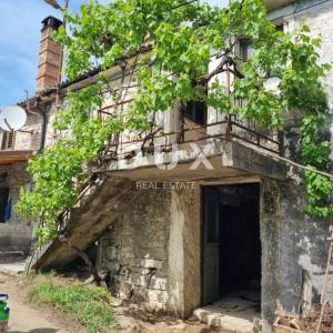 ISTRA, BUZET - Kamena starina za adaptaciju s prostranim građevinskim zemljištem, UPORABNA DOZVOLA
