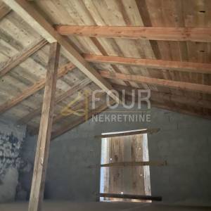 Istra, Buzet - okolica, kamena kuća u roh-bau izdanju