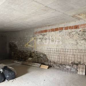 Istra, Buzet - okolica, kamena kuća u roh-bau izdanju
