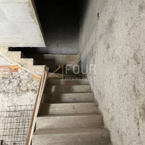 Istra, Buzet - okolica, kamena kuća u roh-bau izdanju