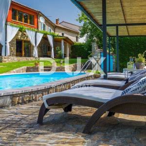 ISTRA, BUZET - Rustikalna vila s bazenom i velikom okućnicom
