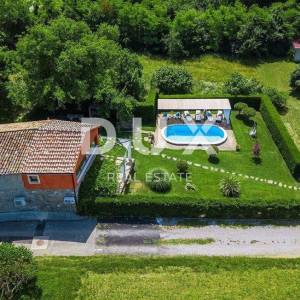 ISTRA, BUZET - Rustikalna vila s bazenom i velikom okućnicom