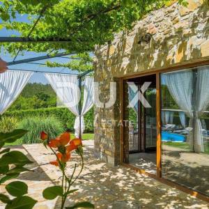 ISTRA, BUZET - Rustikalna vila s bazenom i velikom okućnicom