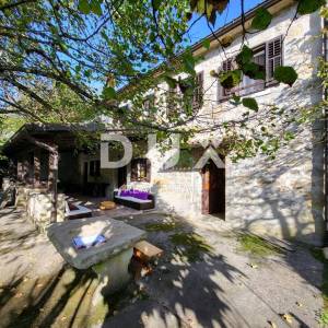 ISTRA, BUZET - Samostojeća kamena kuća u idiličnom okruženju + dodatni objekt