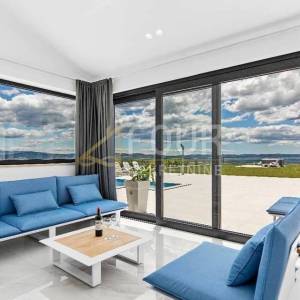 Istra, Buzet, samostojeća kuća s bazenom, 159m2