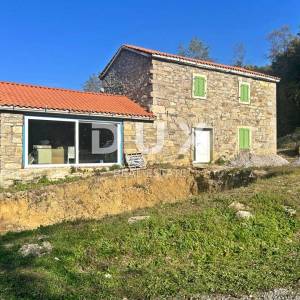 ISTRA, CEROVLJE - Kamena kuća s velikom okućnicom