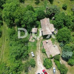 ISTRA, CEROVLJE, OKOLICA - Jedinstvena prilika na tržištu! Selo na osami od 20ha