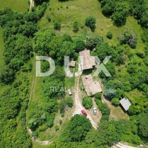 ISTRA, CEROVLJE, OKOLICA - Jedinstvena prilika na tržištu! Selo na osami od 20ha