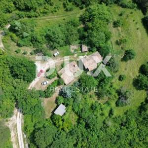 ISTRA, CEROVLJE, OKOLICA - Jedinstvena prilika na tržištu! Selo na osami od 20ha