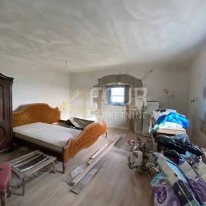 Istra, Cerovlje - okolica, kamena kuća + gospodarski objekt