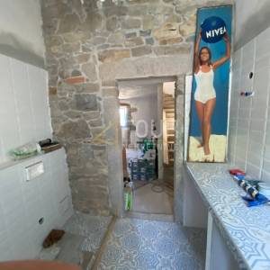 Istra, Cerovlje - okolica, kamena kuća + gospodarski objekt